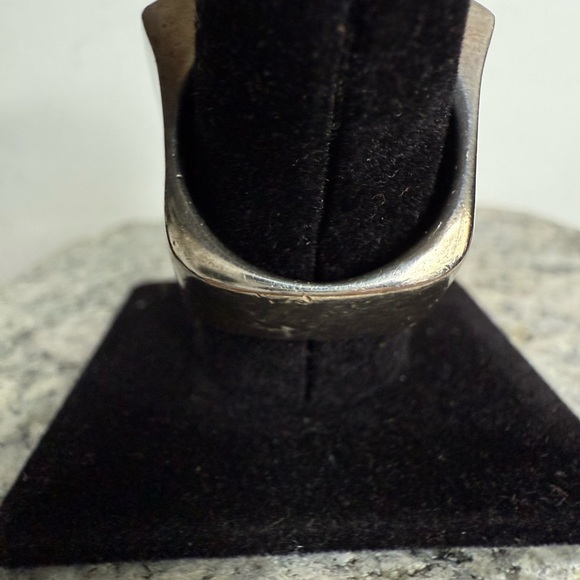 Elegant Mother of Pearl Sterling Silver Ring - Picture 5 of 13